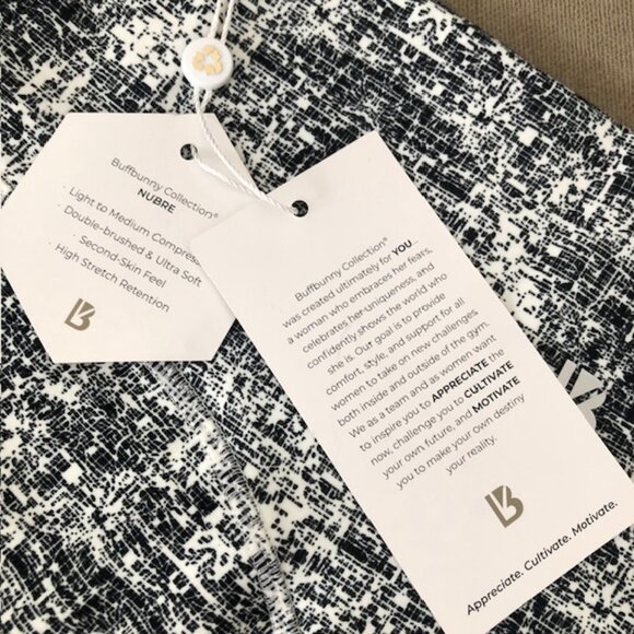 New Buffbunny Collective Shorts, Black and White Print, Size Small / 2.5" Inseam - Picture 6 of 9